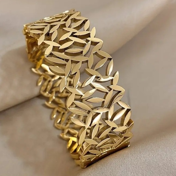 NEW Chunky Gold Flora Bangle - Picture 1 of 3